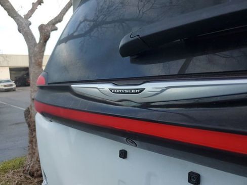 Used 2024 Chrysler Pacifica Touring-L image 6