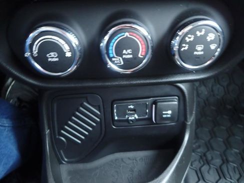 Used 2016 Jeep Renegade Latitude FWD image 20