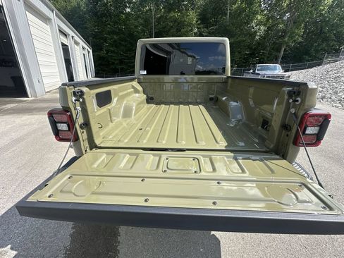 Used 2025 Jeep Gladiator Mojave AWD/4WD image 28