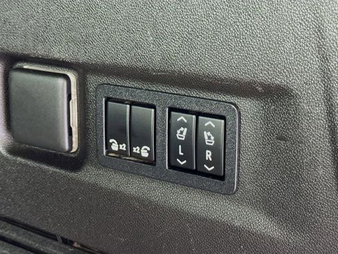 Used 2021 Chevrolet Suburban Premier w/ Premium Package AWD/4WD image 33