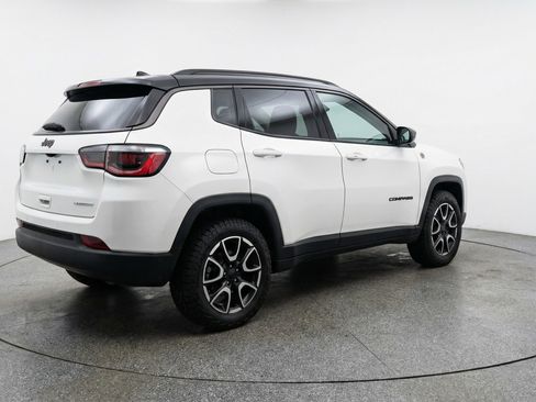 Used 2025 Jeep Compass Trailhawk AWD/4WD image 9