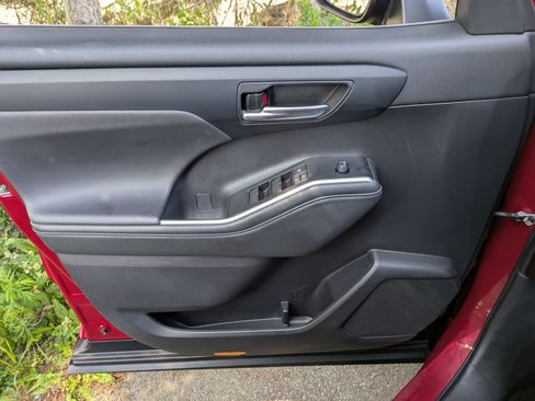 Used 2022 Toyota Highlander XLE image 12