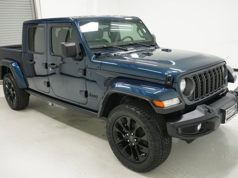Used 2025 Jeep Gladiator Sport AWD/4WD image 3