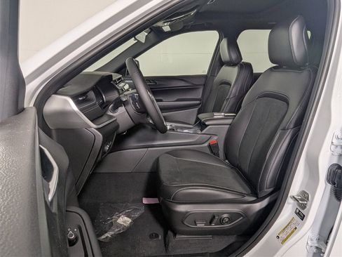 New 2025 Jeep Grand Cherokee Altitude image 12