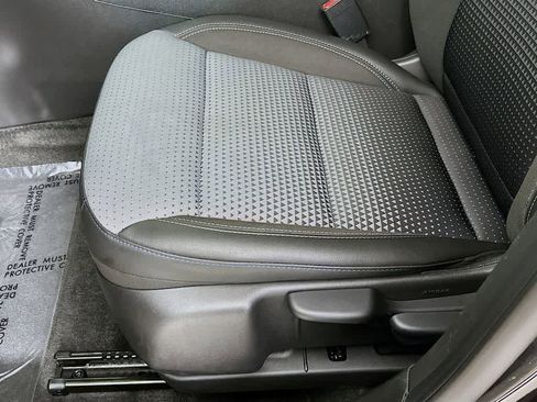 Used 2025 Chevrolet Trax LT w/ LT Convenience Package image 28