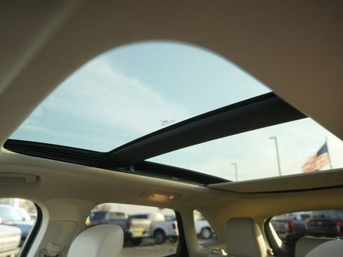 Used 2018 Lincoln MKC Reserve image 11