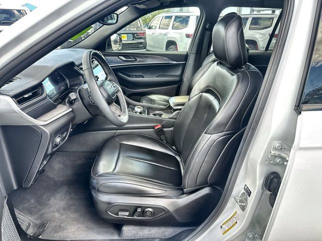 Used 2024 Jeep Grand Cherokee Limited AWD/4WD image 11