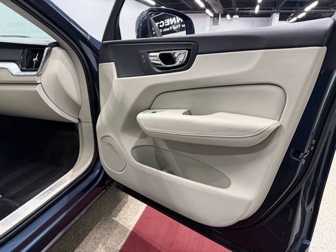 Used 2018 Volvo XC60 T5 Momentum w/ Convenience Package image 30