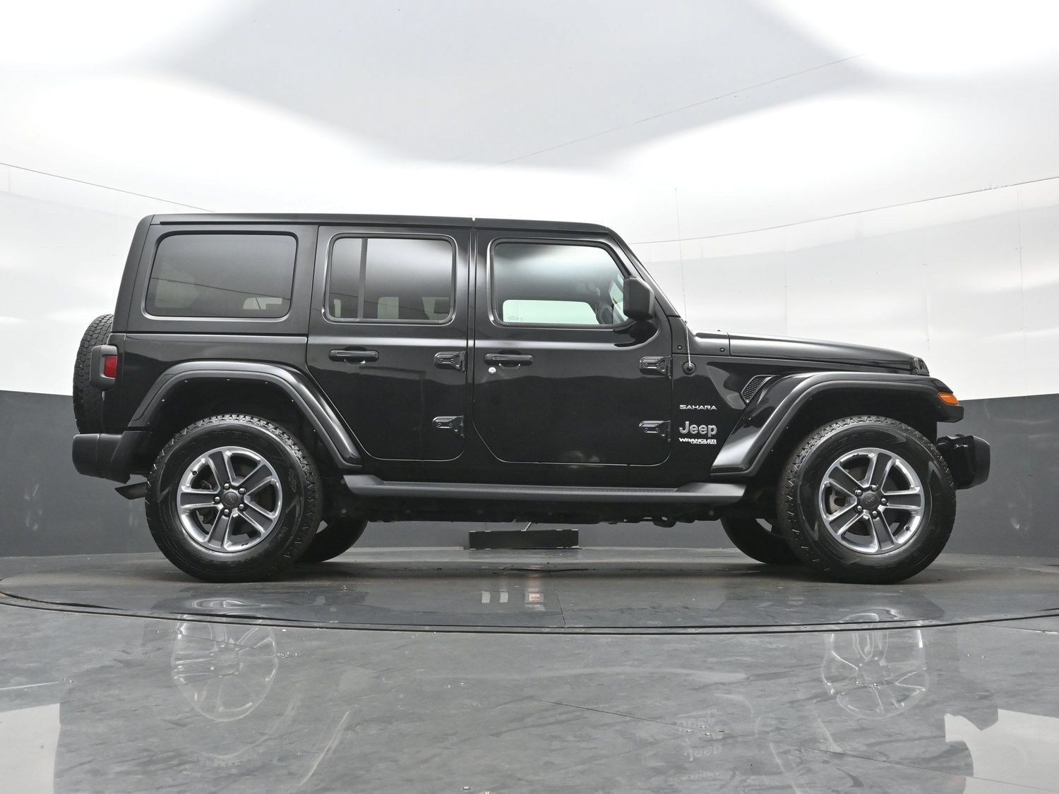Used 2021 Jeep Wrangler Unlimited Sahara w/ Cold Weather Group AWD/4WD image 31