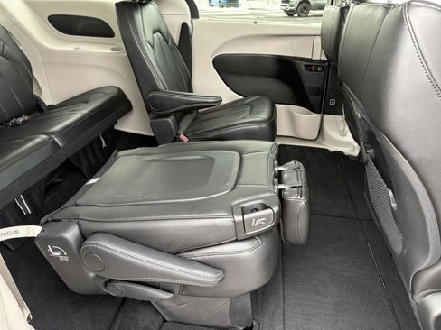 Used 2024 Chrysler Pacifica Touring-L image 12