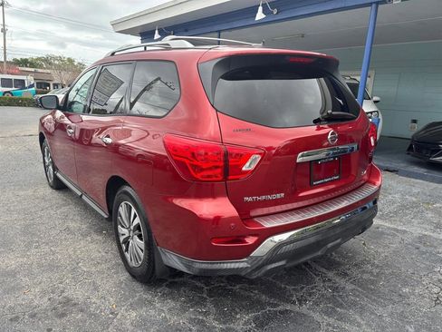 Used 2017 Nissan Pathfinder SV image 3