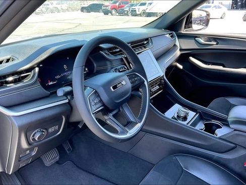 Used 2023 Jeep Grand Cherokee Altitude AWD/4WD image 13