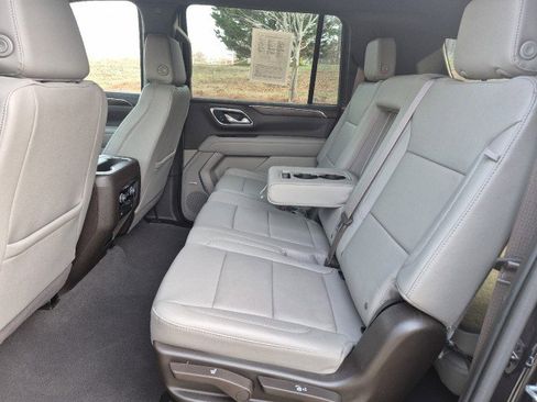 Used 2023 Chevrolet Suburban Z71 w/ Luxury Package image 37