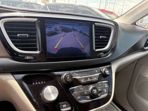 Used 2017 Chrysler Pacifica Touring-L FWD image 40