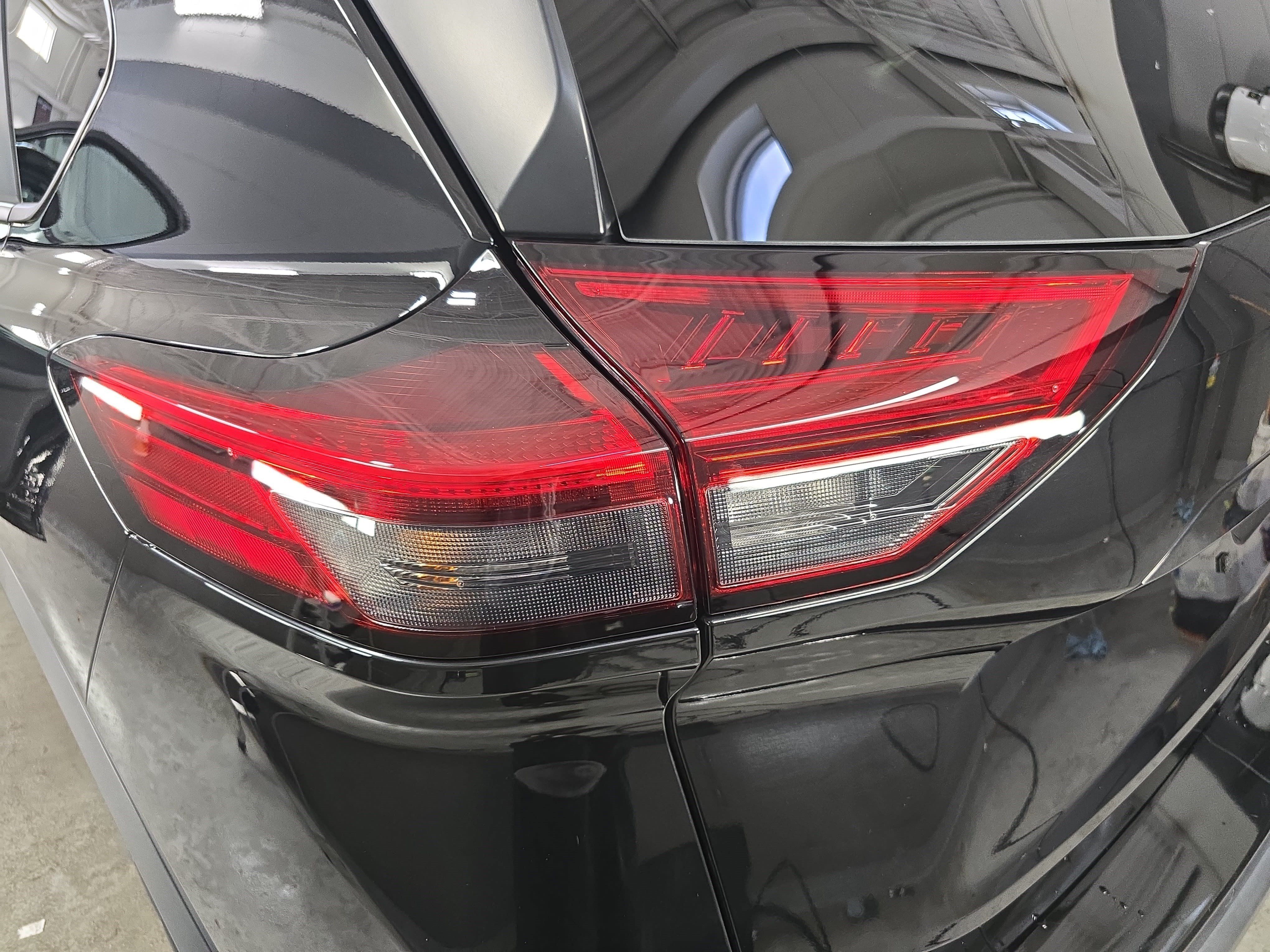 Used 2025 Nissan Rogue S AWD/4WD image 32