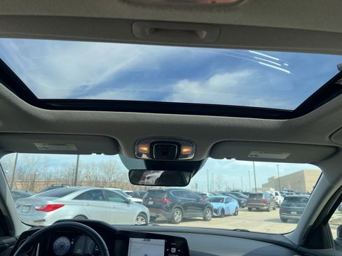 Used 2025 Hyundai Elantra Limited image 21