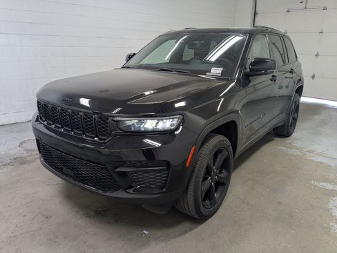 Used 2023 Jeep Grand Cherokee Altitude AWD/4WD image 11
