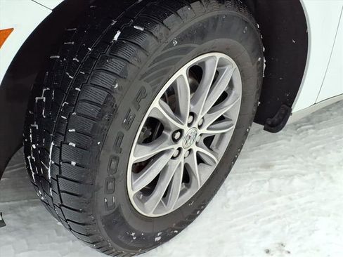 Used 2023 Buick Enclave Essence image 3