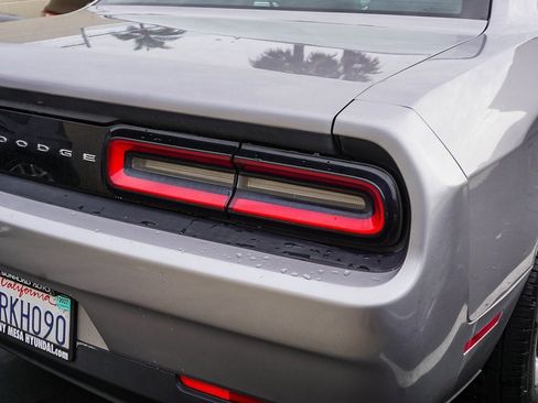 Used 2016 Dodge Challenger SXT image 7