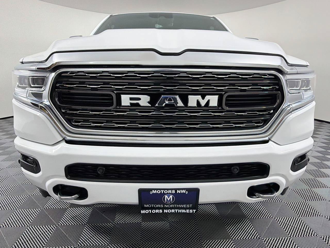 Used 2022 RAM 1500 Limited w/ Body-Colour Bumper Group AWD/4WD image 2