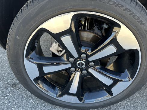 Used 2022 Volvo XC40 T5 Momentum w/ Premium Package image 14