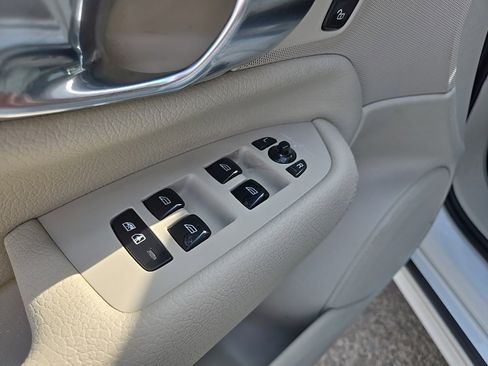 Used 2021 Volvo XC90 T6 Momentum image 32