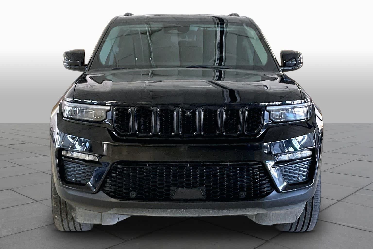 Used 2023 Jeep Grand Cherokee Limited w/ Luxury Tech Group II AWD/4WD image 3
