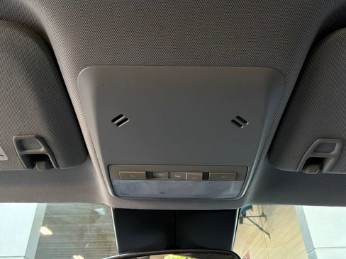 Used 2019 Chevrolet Trax LT w/ LT Convenience Package FWD image 16