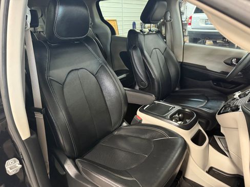 Used 2022 Chrysler Pacifica Touring-L image 9