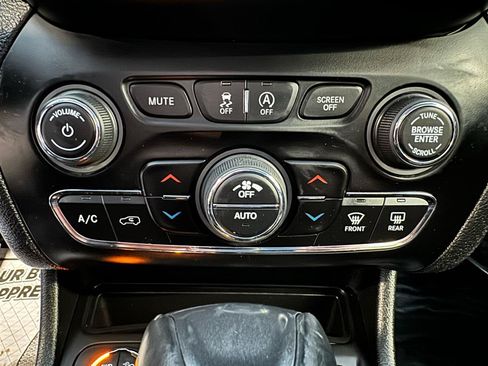Used 2020 Jeep Cherokee Trailhawk w/ Comfort/Convenience Group AWD/4WD image 17