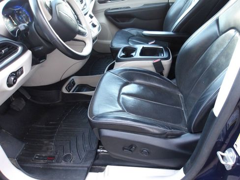 Used 2018 Chrysler Pacifica Limited FWD image 6