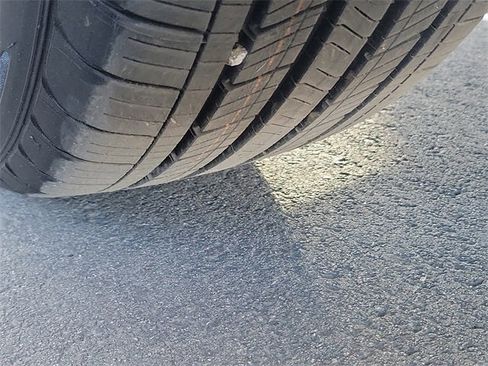 Used 2023 Chevrolet Traverse LT image 33