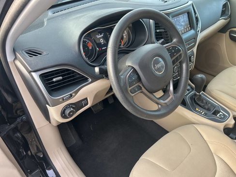 Used 2019 Jeep Cherokee Latitude w/ Popular Appearance Group image 9