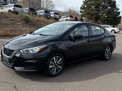 Used 2021 Nissan Versa SV image 3