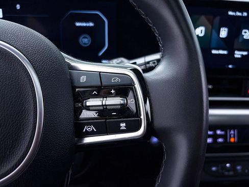 Used 2025 Kia Carnival SX image 31