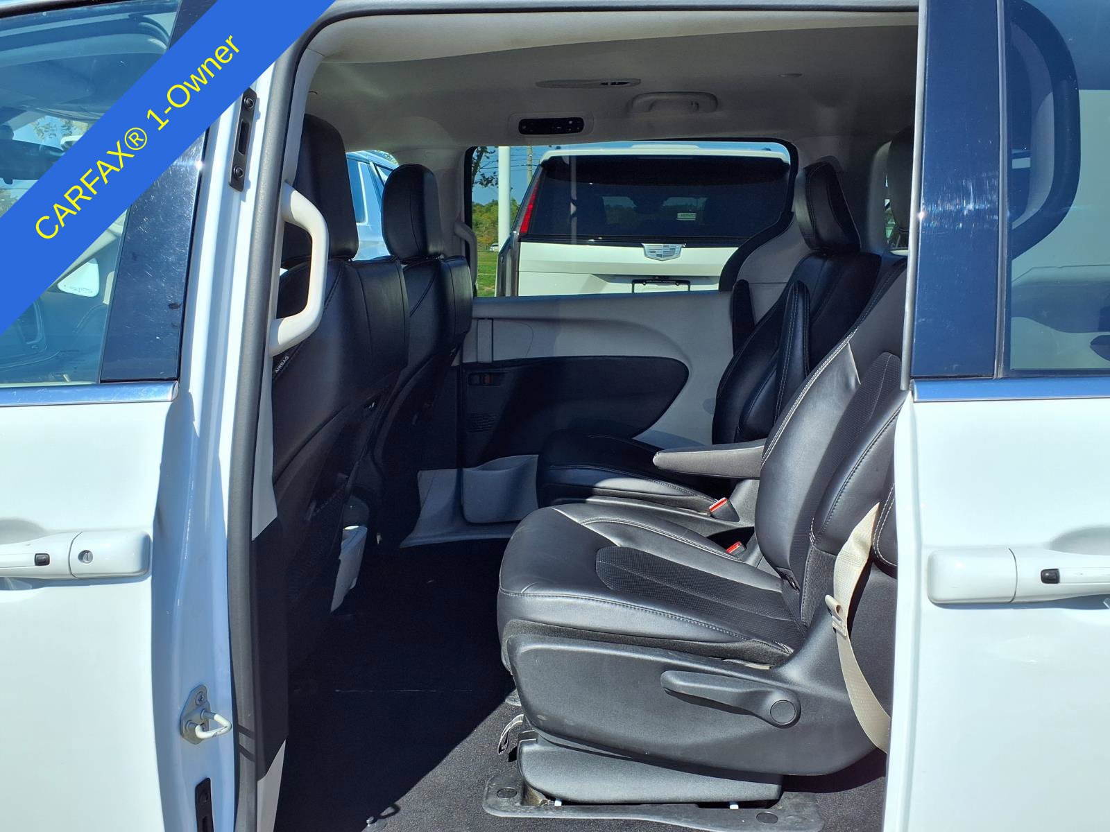 Used 2024 Chrysler Pacifica Limited FWD image 13