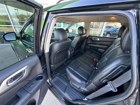 Used 2016 Nissan Pathfinder Platinum image 12