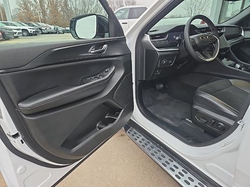 Used 2024 Jeep Grand Cherokee Altitude image 28