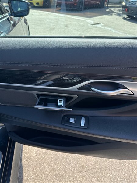 Used 2019 BMW 740i w/ M Sport Package RWD image 37