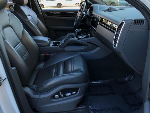Used 2019 Porsche Cayenne image 23