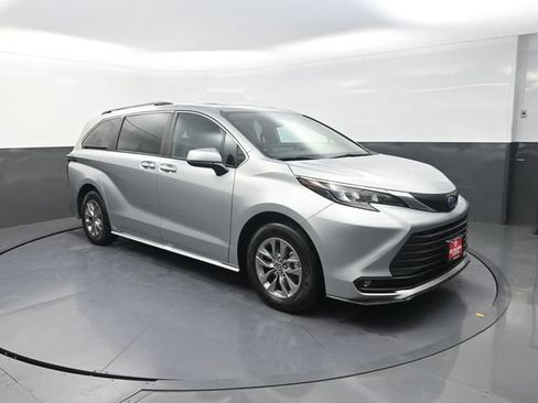 Used 2025 Toyota Sienna XLE FWD image 10