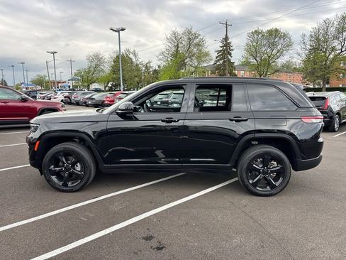 Used 2024 Jeep Grand Cherokee Altitude RWD image 3