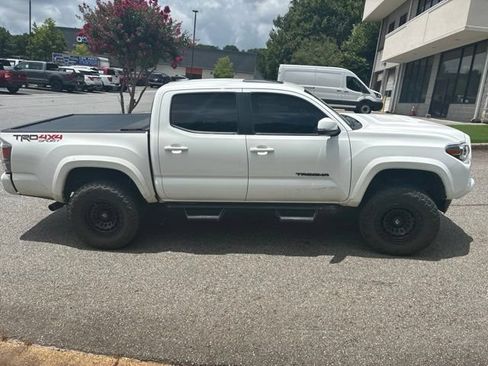 Used 2020 Toyota Tacoma TRD Sport w/ TRD Premium Sport Package AWD/4WD image 5