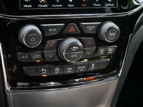 Used 2020 Jeep Grand Cherokee Laredo AWD/4WD image 22