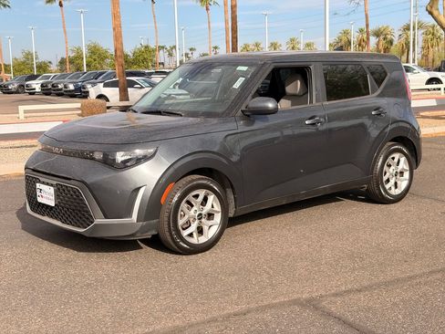 Used 2023 Kia Soul LX w/ LX Technology Package FWD image 2