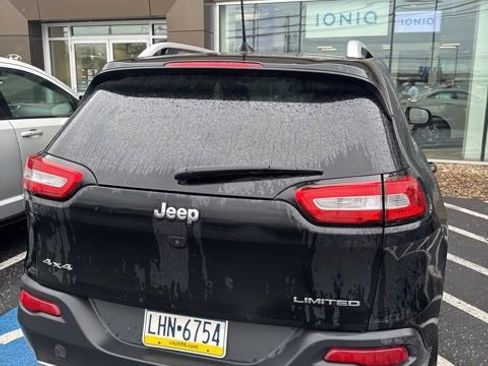 Used 2017 Jeep Cherokee Limited w/ Luxury Group AWD/4WD image 8