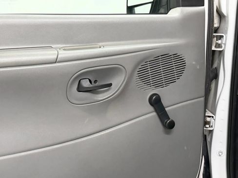 Used 2003 Ford E-350 and Econoline 350 XL RWD image 70