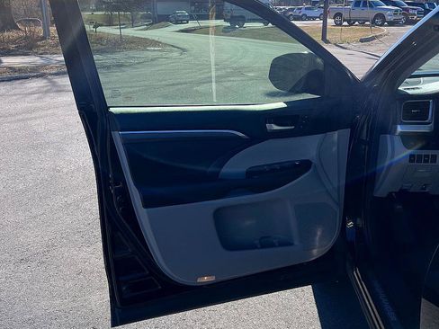 Used 2017 Toyota Highlander Limited image 15