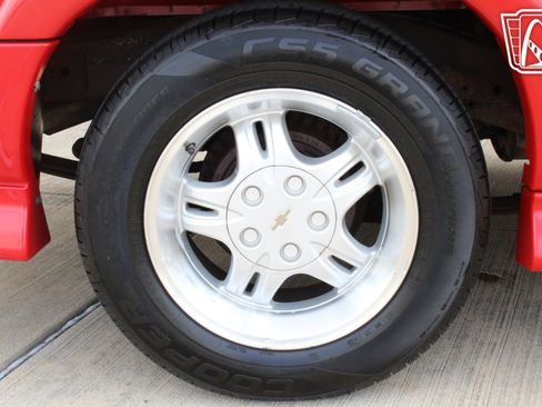 Used 2001 Chevrolet S10 Pickup Xtreme w/ Preferred Equipment Group image 37