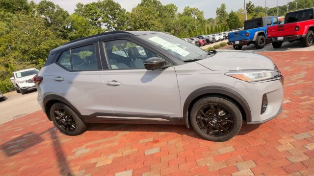 Used 2023 Nissan Kicks SR w/ SR Premium Package FWD image 3